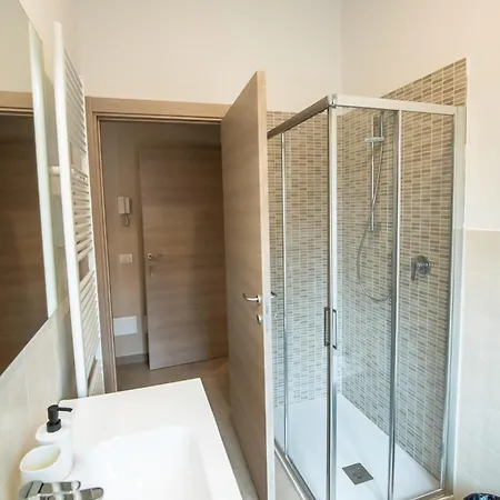 Ospedale A 350m Centro A 900m L Matrimoniali Con Bagno Privato L Parcheggio Self Check Guest house Parma