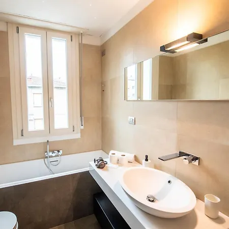Ospedale A 350m Centro A 900m L Matrimoniali Con Bagno Privato L Parcheggio Self Check Guest house